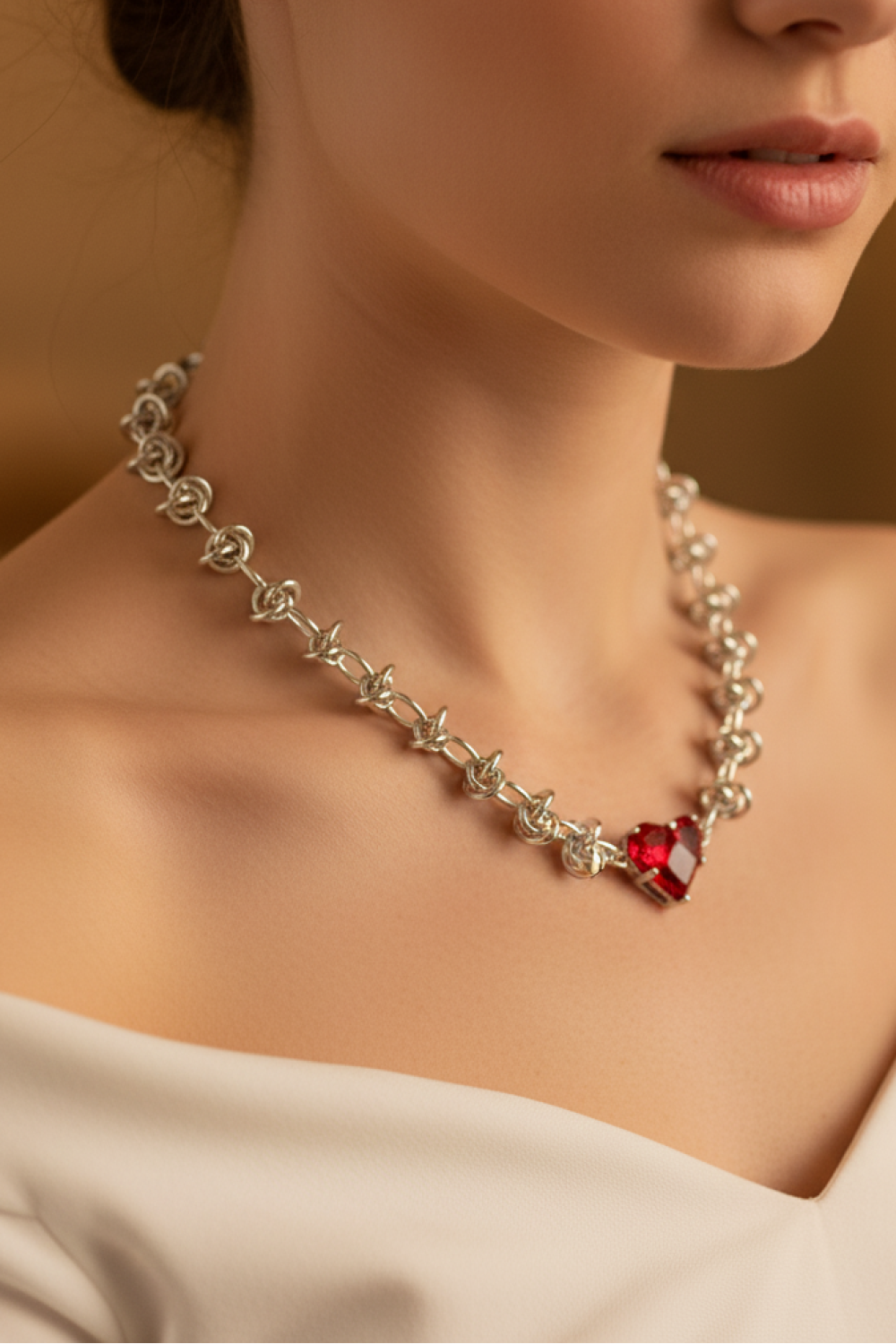 Modern Zincirli Yakut Kalpli Gümüş Kolye Modern Zincirli Yakut Kalpli Gümüş Kolye